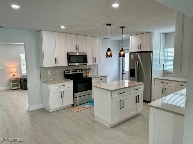 12511 Davis Blvd in Ft. Myers, FL - Foto de edificio - Building Photo
