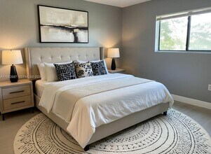 350 Palm Cir W, Unit 201 in Pembroke Pines, FL - Foto de edificio - Building Photo