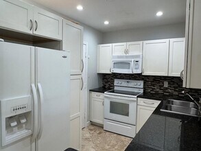 5700 NE 22nd Way, Unit 328 in Fort Lauderdale, FL - Building Photo - Building Photo