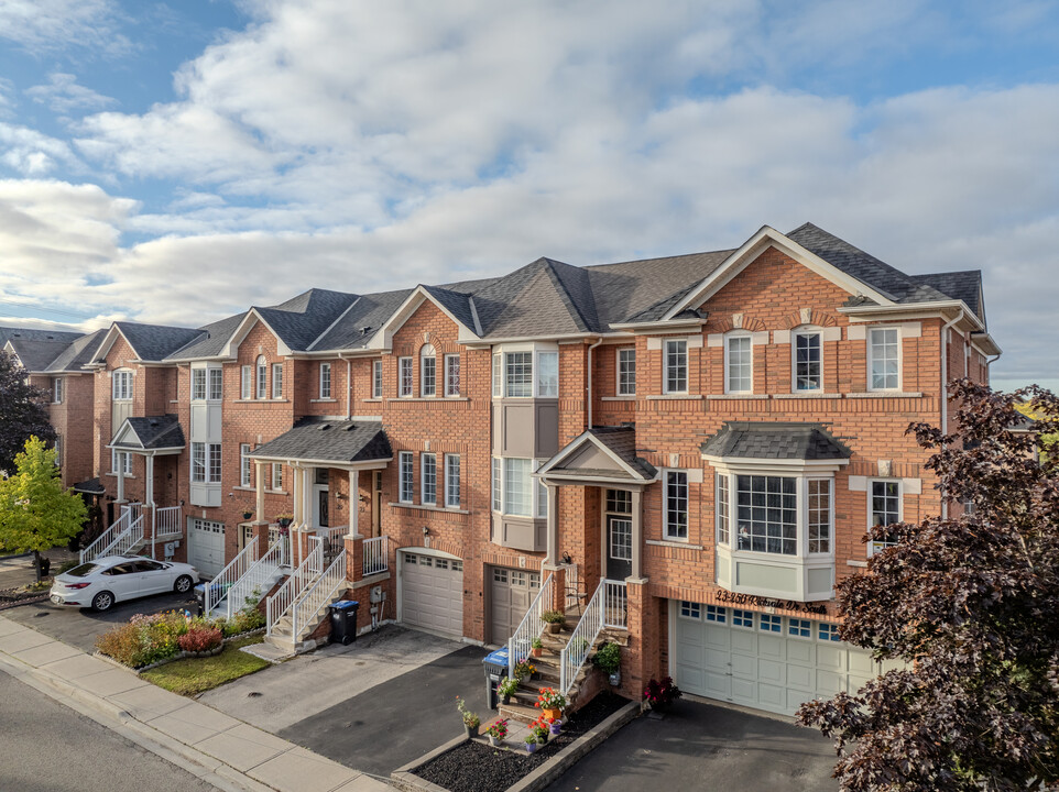 165 Toba Cres in Brampton, ON - Building Photo