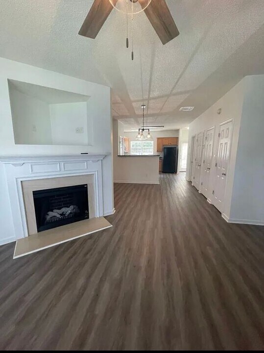 8490 Oakley Cir in Union City, GA - Foto de edificio