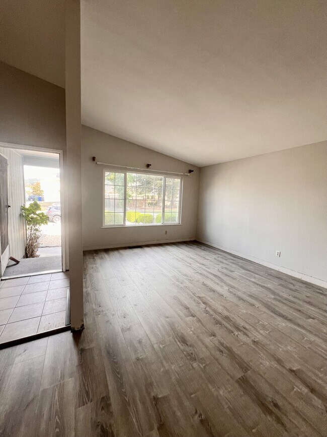 1569 Golf Course Dr in Rohnert Park, CA - Building Photo - Building Photo