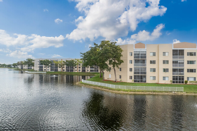 Weldon at Kings Point in Tamarac, FL - Building Photo - Building Photo