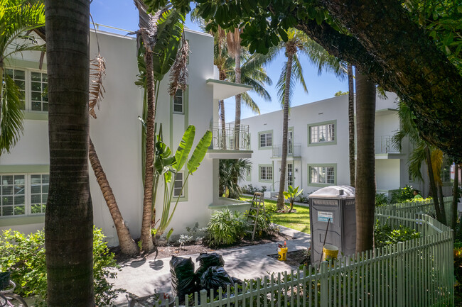 Park Front Apartments in Miami Beach, FL - Building Photo - Building Photo