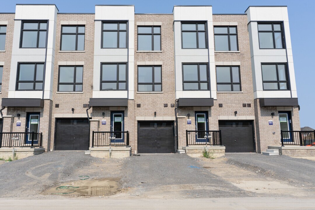 31 Bateson St in Ajax, ON - Building Photo