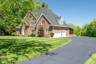 10801 Little Pond Rd in Goshen, KY - Building Photo - Building Photo