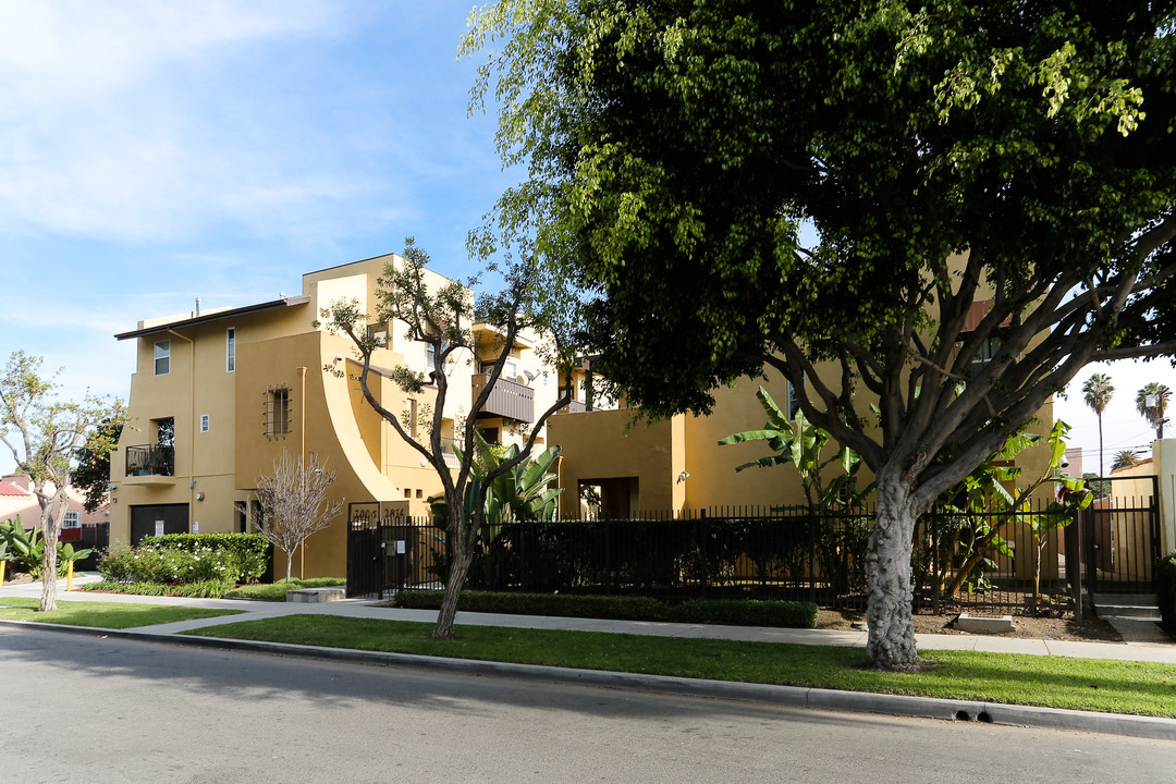 Tolton Court in Los Angeles, CA - Building Photo