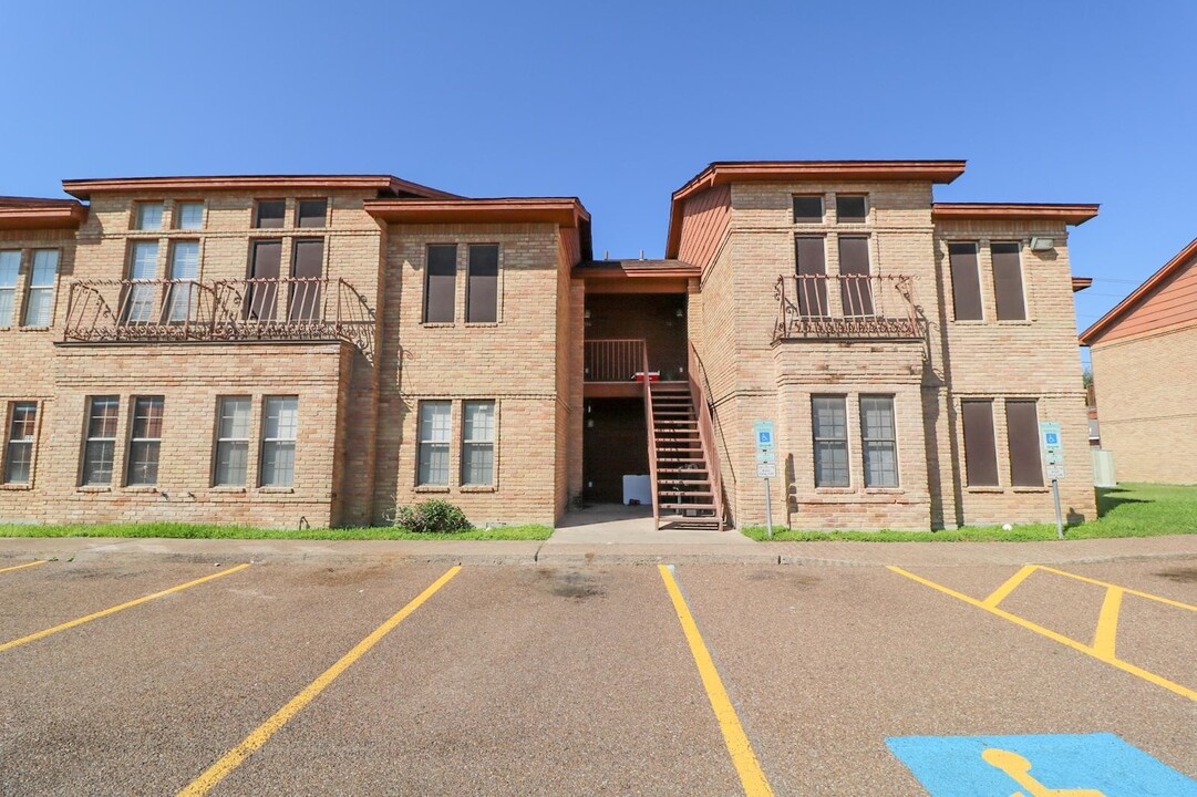 1752 Tiara Trail in Laredo, TX - Foto de edificio