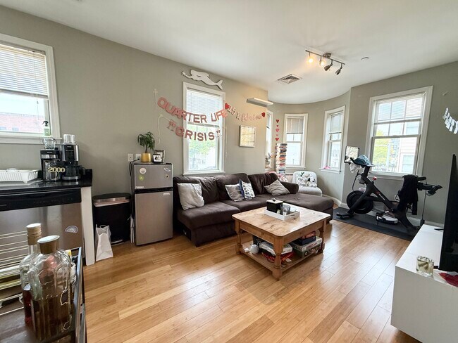 201 W 3rd St, Unit F in Boston, MA - Foto de edificio - Building Photo