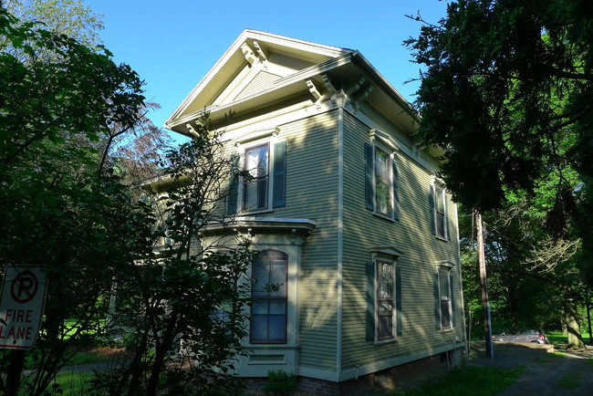 61 College St in South Hadley, MA - Foto de edificio - Building Photo