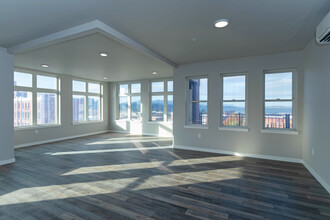 Fairhaven Towers in Bellingham, WA - Foto de edificio - Interior Photo