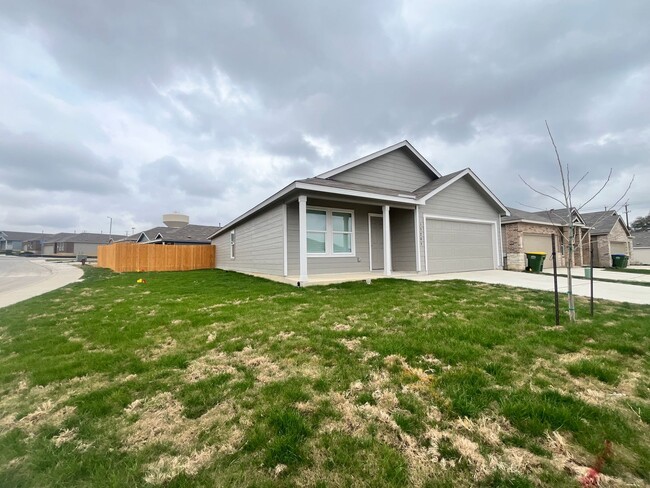 13203 Rosemary Cove in Saint Hedwig, TX - Foto de edificio - Building Photo