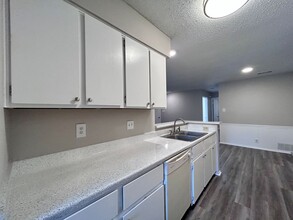 9904 Hundred Oaks Cir-Unit -B in Austin, TX - Building Photo - Building Photo