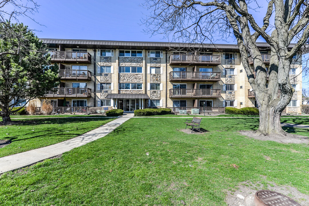 2214 S Goebbert Rd, Unit 382 in Arlington Heights, IL - Foto de edificio