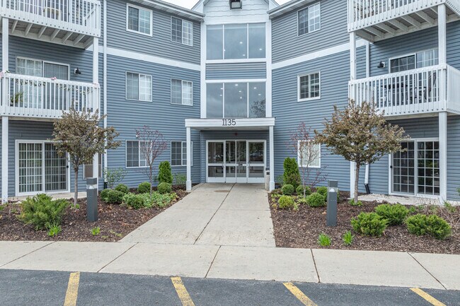 Ogden Court Apartments in Naperville, IL - Foto de edificio - Building Photo