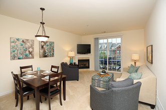 Georgetown Square Apartments in Brookfield, WI - Foto de edificio - Interior Photo