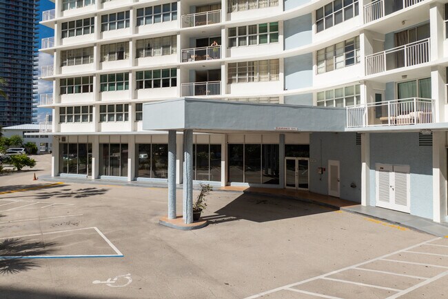 Imperial Towers North in Hallandale Beach, FL - Building Photo - Building Photo