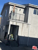 225 E 30th St in Los Angeles, CA - Building Photo