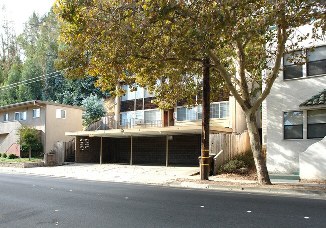 930 Berrellesa St in Martinez, CA - Building Photo - Building Photo