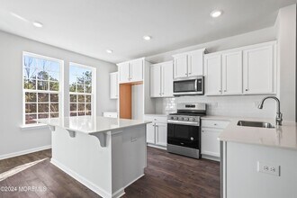 41 Wembley Wy in Tinton Falls, NJ - Foto de edificio - Building Photo