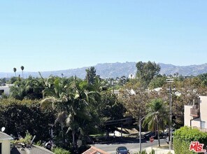 5030 Rosewood Ave in Los Angeles, CA - Building Photo - Building Photo