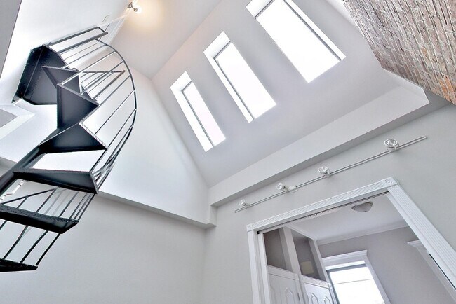 250 Mott St