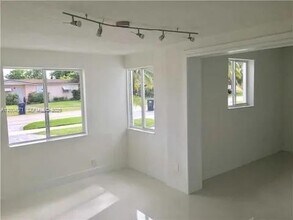 4242 SW 98th Ave in Miami, FL - Building Photo - Building Photo