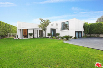 801 N Rexford Dr in Beverly Hills, CA - Building Photo - Building Photo