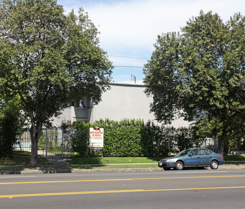 17945 Roscoe Blvd in Northridge, CA - Building Photo