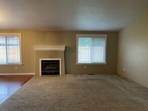 890 Westrop Dr in Central Point, OR - Building Photo - Building Photo