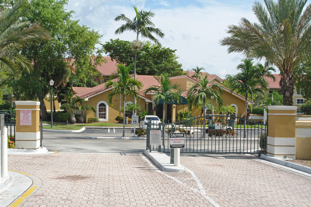 Edgewater Condominium in Coral Springs, FL - Building Photo