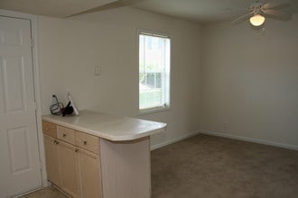 Colonial Square in Atlanta, GA - Building Photo - Building Photo