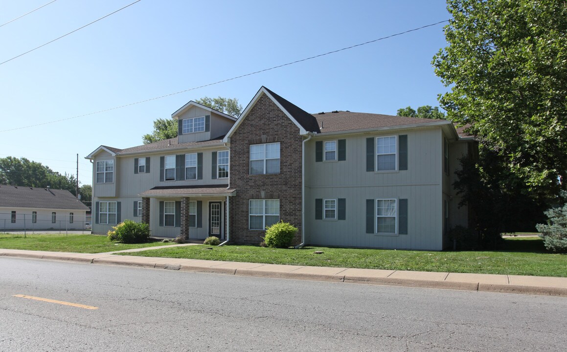 330 N Pine St in Olathe, KS - Foto de edificio