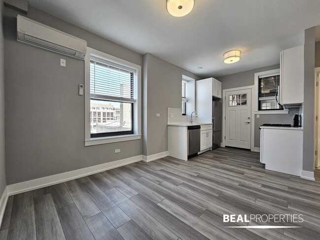 3935 N Janssen, Unit 2 in Chicago, IL - Foto de edificio - Building Photo