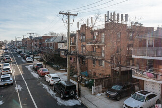 13014 60th Ave in Flushing, NY - Foto de edificio - Building Photo