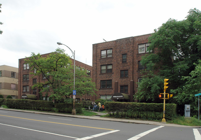 Ambassador in Springfield, MA - Foto de edificio - Building Photo