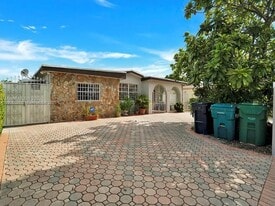 9035 SW 36th St in Miami, FL - Building Photo