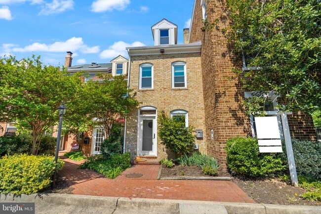 property at 911 Oronoco St