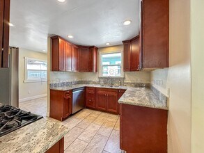 2335 65th Ave in Oakland, CA - Building Photo - Building Photo