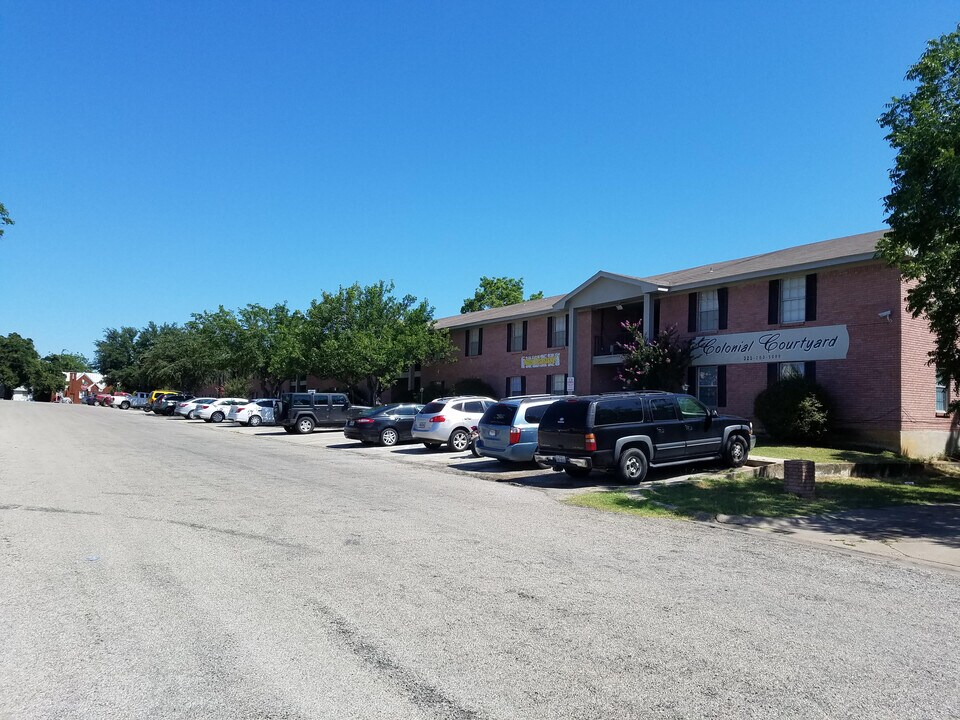 Colonial Courtyard Apartments in Brownwood, TX - Building Photo