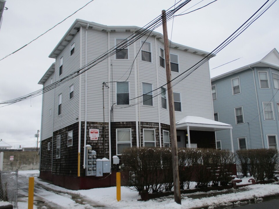 156 Rand St in Central Falls, RI - Foto de edificio