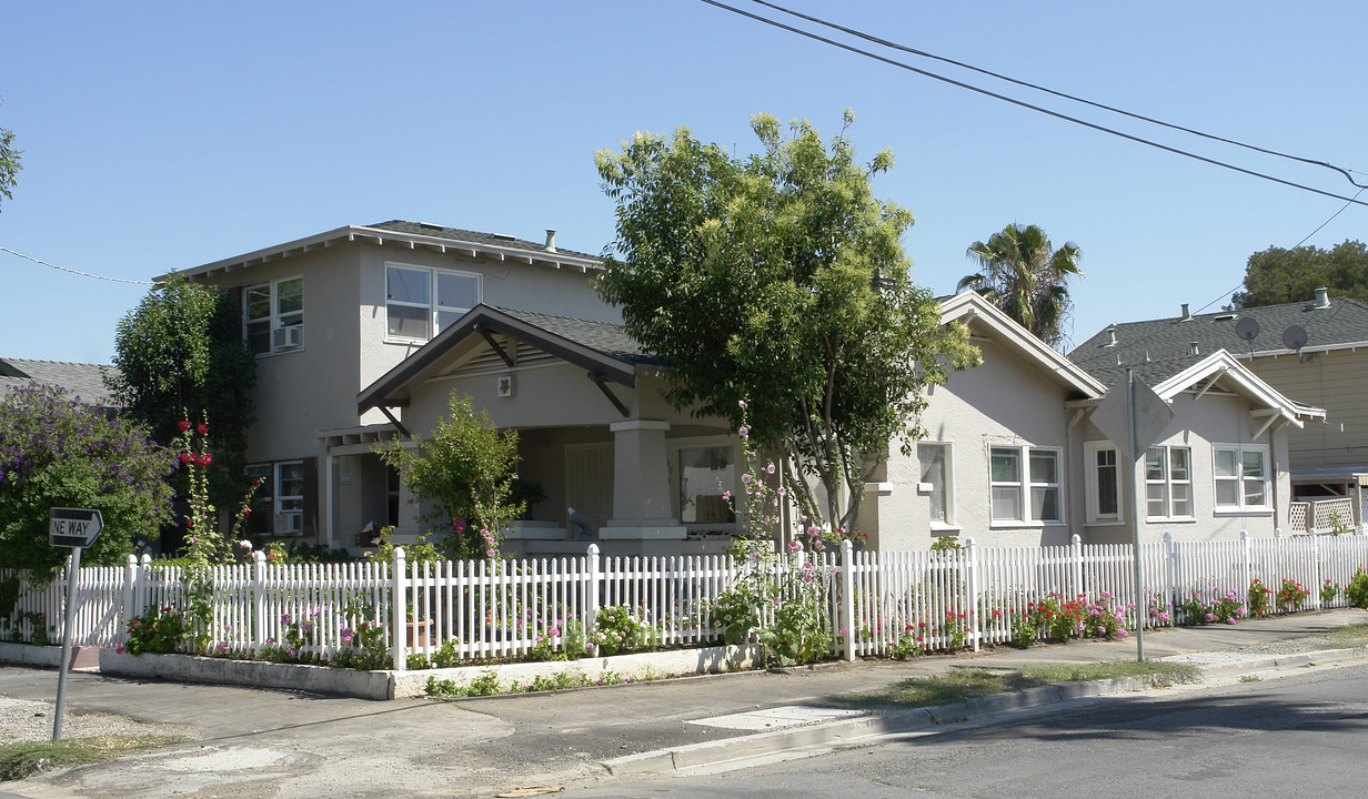 195 W 9th St in Pittsburg, CA - Building Photo