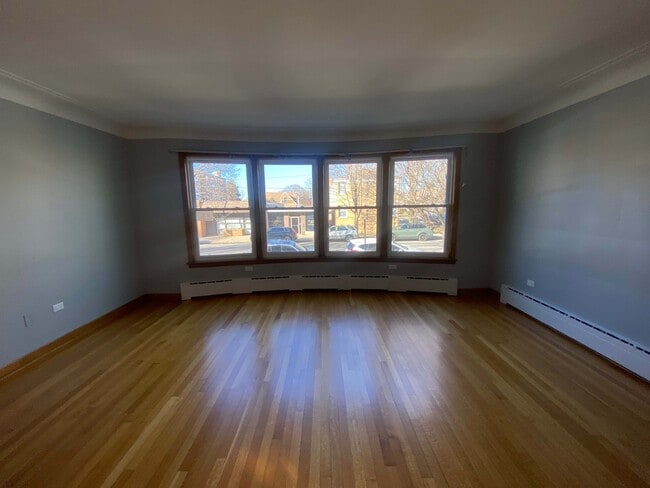 5841 W Higgins Ave, Unit 1 in Chicago, IL - Building Photo - Building Photo