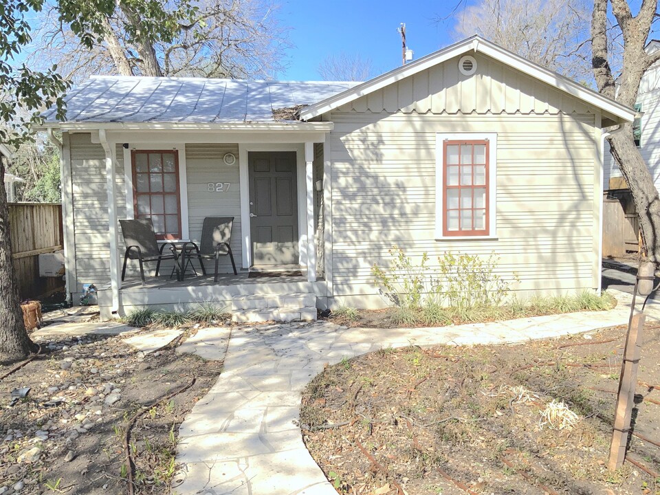 827 E Magnolia Ave in San Antonio, TX - Building Photo