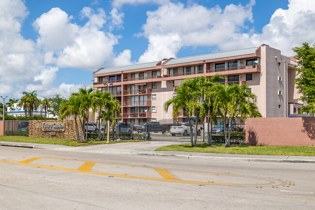 Futura Gables Condominium in Miami, FL - Foto de edificio - Building Photo