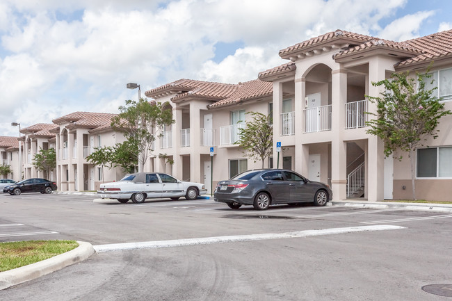 Palm West Apartments in Hialeah, FL - Foto de edificio - Building Photo