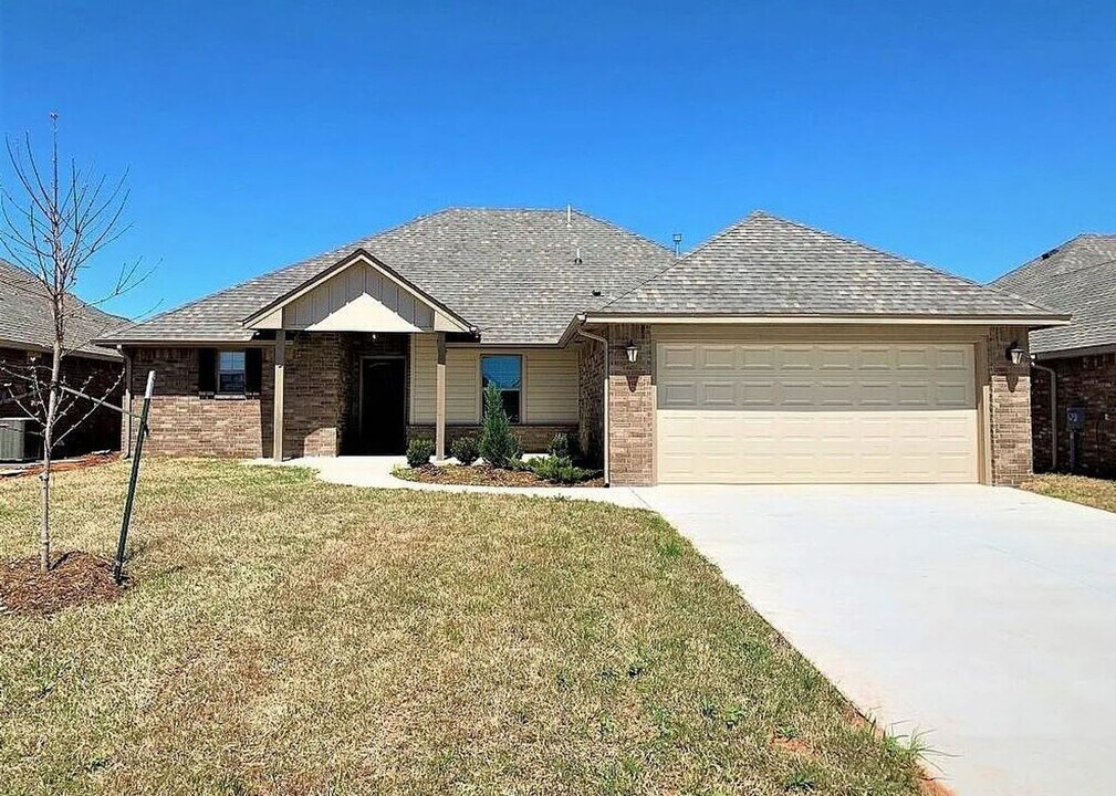 1735 W Trout Way in Mustang, OK - Building Photo