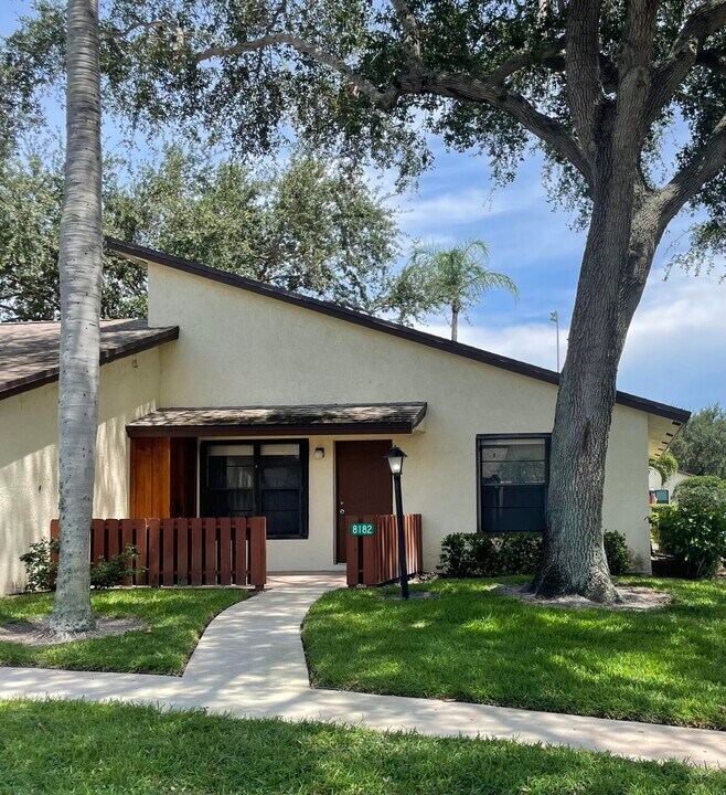 8182 SE Villa Way in Hobe Sound, FL - Building Photo