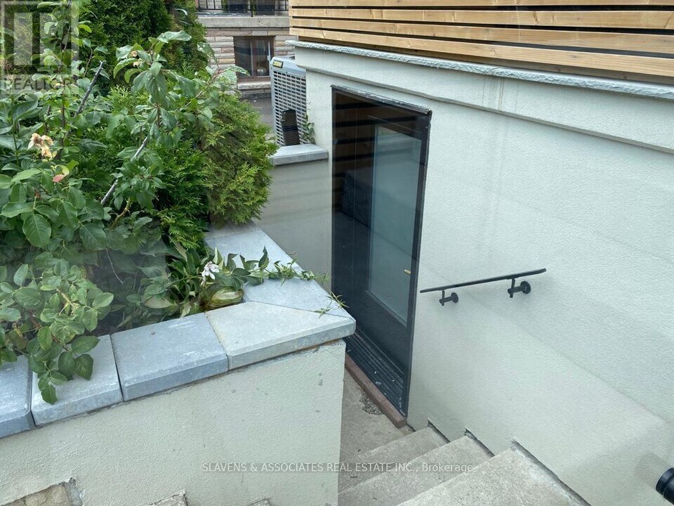 976 Glencairn Ave in Toronto, ON - Building Photo