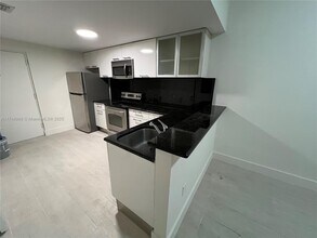 3339 Virginia St, Unit 133 in Miami, FL - Foto de edificio - Building Photo